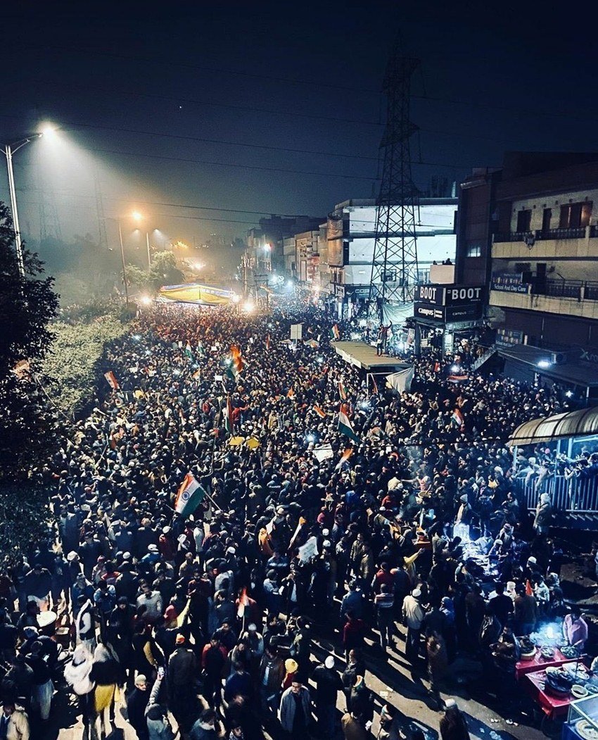 यहां पर बड़ी संख्या में लोग बाहर से भी प्रदर्शन में शामिल होने आ रहे हैं।
