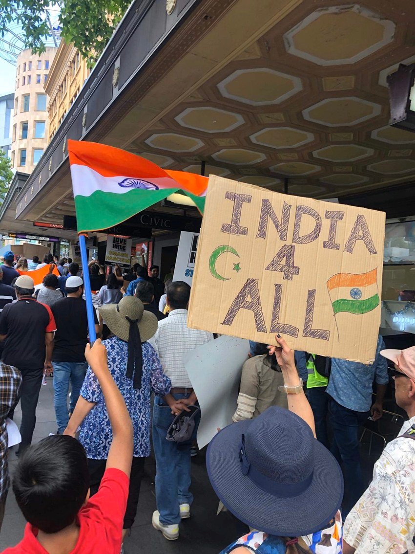 प्रोटेस्ट में शामिल कुछ लोगों के हाथ में वैसी तख्तियां भी दिखीं जिसपर लिखा था- भारत सबके लिए है।