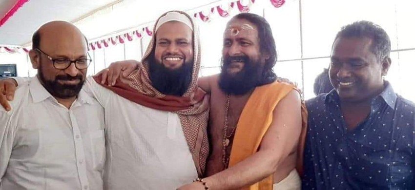 मस्जिद समिति ने नविवाहिता जोड़े को तोहफे में दस सोने के सिक्के और दो लाख रुपये भी दिए।