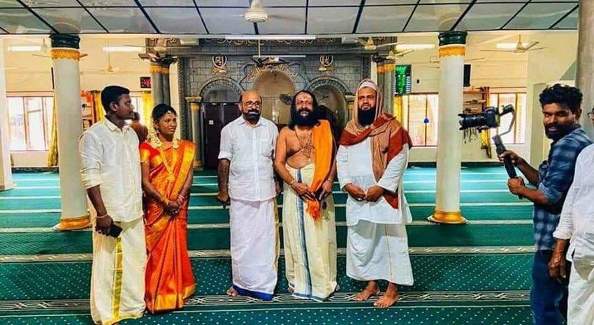 'केरल ने हमेशा से ही सांप्रदायिक सौहार्द्र के शानदार उदाहरण पेश किए हैं। यह शादी उस वक्त हुई है, जब धर्म के नाम पर लोगों को बांटने की कोशिश हो रही है। केरल एक है और हमेशा एक रहेगा।'