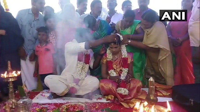 संस्कृत के मंत्रोच्चार के साथ अंजू और शरत ने सात फेरे लिए।