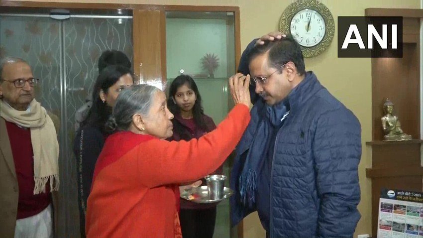 मां ने तिलक लगा कर बेटे को विजयी भव: का आशीर्वाद दिया।