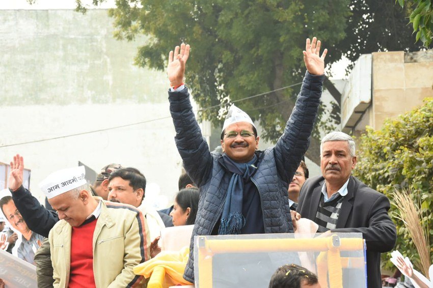 केजरीवाल खुली जीप में सवार होकर लोगों का अभिवादन स्वीकार करते हुए नामांकन भरने पहुंचे।