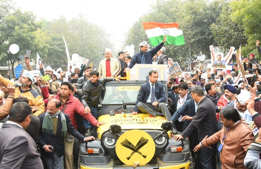 पिछले साल रोड शो के दौरान उन्हें एक शख्स ने थप्पड़ जड़ दिया था। इस बार रोड शो में केजरीवाल सुरक्षा घेरे में दिखे। पुलिस वालों के साथ ही उनके कार्यकर्ता भी मुस्तैद नजर आए।