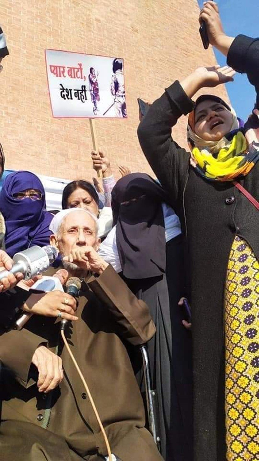 सीएए और एनआरसी पर कल्बे सादिक ने भी कहा कि यह काला कानून है..इसे वापस लिया जाना चाहिए। किसी को किसी से डरने की जरूरत नहीं है। मुल्क में नफरत जुल्म और ज़्यादती का माहौल बना दिया गया है।