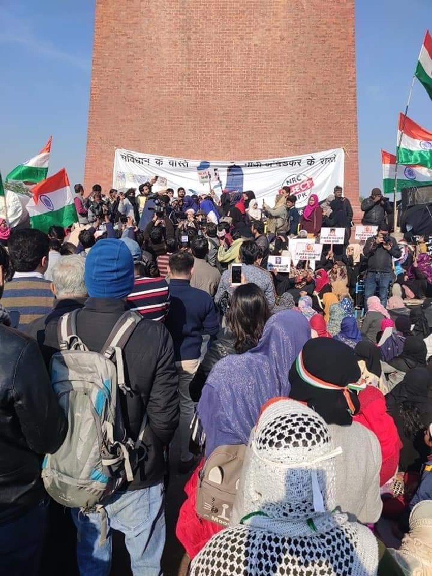 कल्बे सादिक ने कहा कि, 'घंटाघर पर प्रदर्शन कर रहे लोगों के साथ ज्यादती हो रही है। यहां रात में लाइट काट दी जा रही है। शांतिपूर्वक प्रोटेस्ट करना हमारा आधिकार है।'