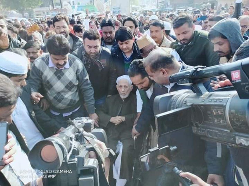 81 वर्षीय मौलाना ने पीएम नरेंद्र मोदी और अमित शाह के लिए कहा कि ये देश मोदी और शाह की मर्जी से नहीं संविधान से चलेगा। कोई मोदी कोई शाह हमारा भविष्य नहीं बना सकता।