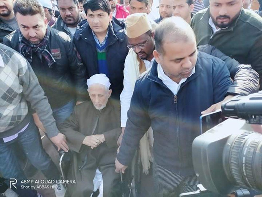 कल्बे सादिक ने यूपी सीएम योगी आदित्य नाथ पर भी निशाना साधा। उन्होंने कहा- मैं उनका बैकग्राउंड जानता हूं, लखनऊ तहजीब का शहर है लेकिन उन्हें बात करने की तमीज नहीं है।