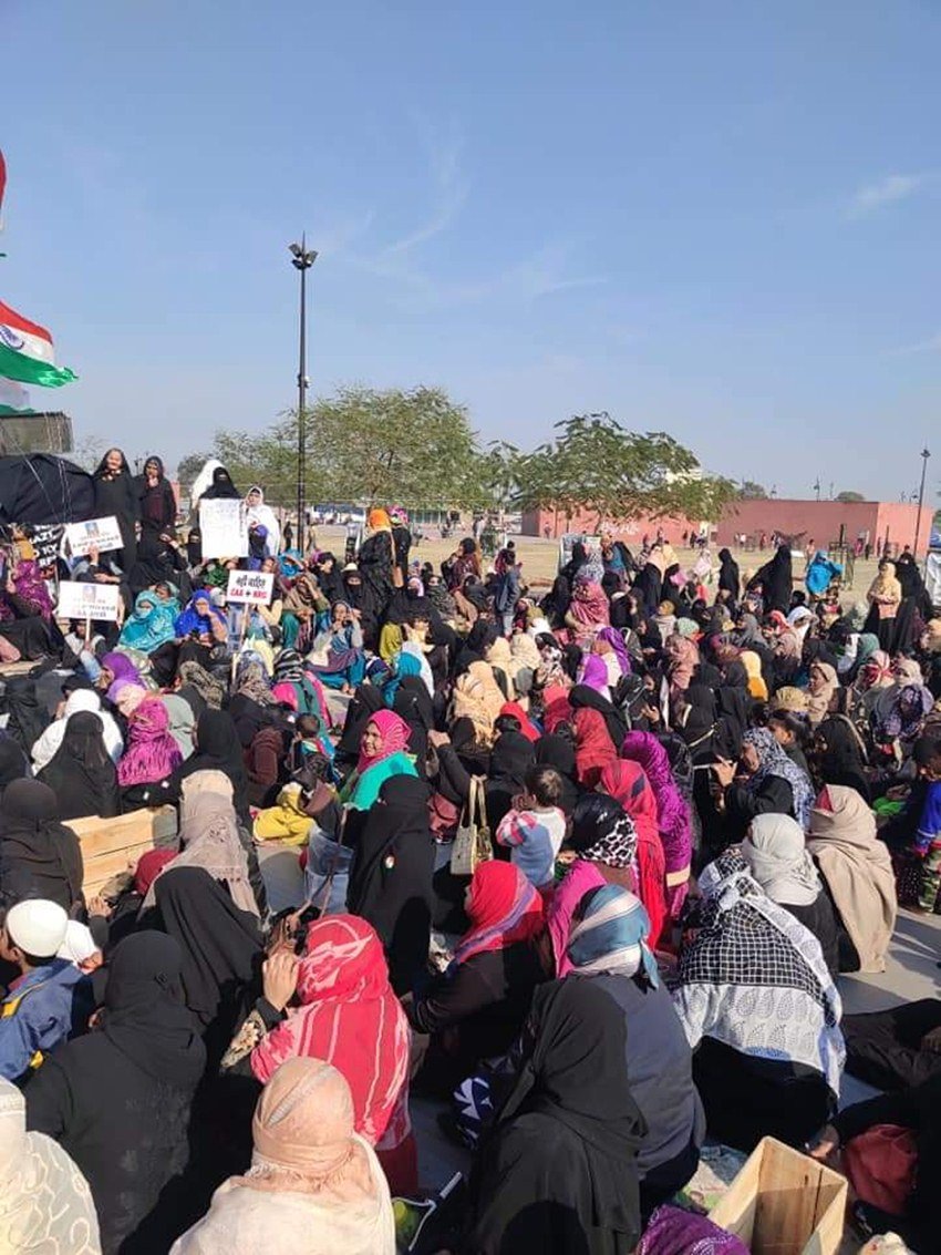 यूपी पुलिस ने विरोध प्रदर्शन कर रही महिलाओं में से 18 के खिलाफ एफआईआर भी दर्ज की है। लेकिन इनका प्रदर्शन बदस्तूर जारी है।