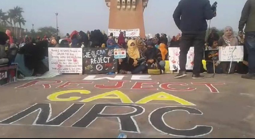 यहां महिलाएं हाथों में संविधान और जुबां पर कुरान की आयतों के साथ सीएए के खिलाफ डटी हुई हैं।