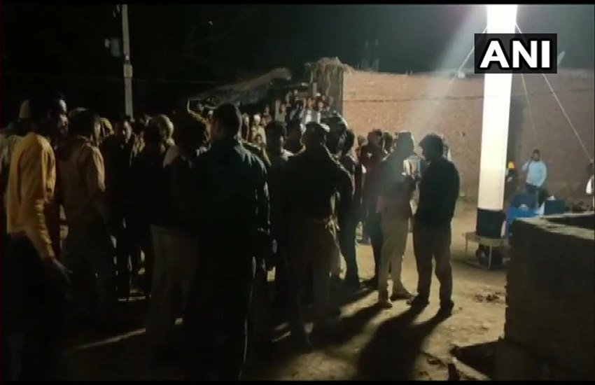 बंधक बच्चों को छुड़ाने पहुंची पुलिस और स्थानीय लोगों की भीड़। (Photo: ANI)