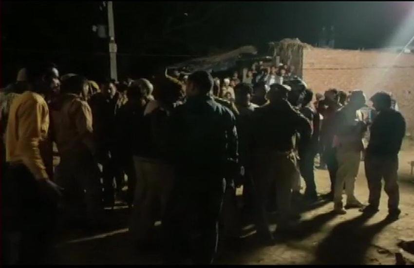 Uttar Pradesh, Farrukhabad, miscreants, children taken hostage, UP police, firing, police, उत्तर प्रदेश, फर्रुखाबाद, बदमाश, बच्चों को बंधक बनाया