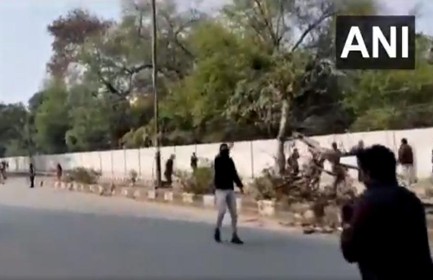 जामिया इलाके में फायरिंग करता युवक। (Photo: ANI)