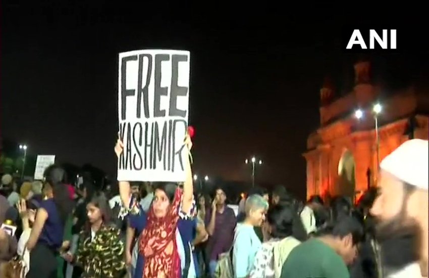 मुंबई के गेटवे ऑफ इंडिया पर जेएनयू घटना के विरोध में प्रदर्शन करती हुई लड़की ने 'फ्री कश्मीर' का पोस्टर लहराया (Photo: ANI) 