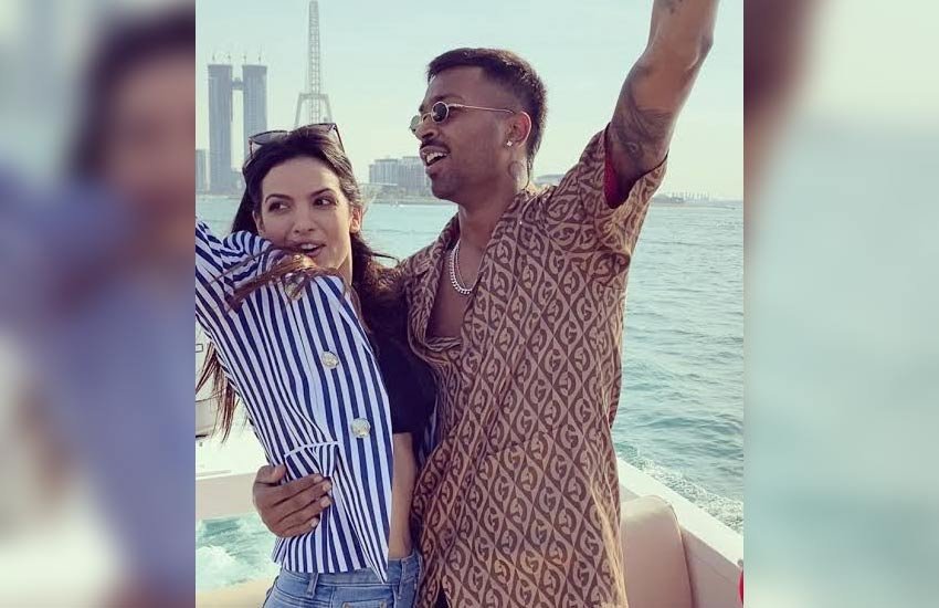 इन दोनों की लव स्टोरी की बात करें तो रिपोर्ट्स के मुताबिक इन दोनों की मुलाकात मुंबई में एक नाइट-क्लब में हुई थी। जिसके बाद दोनों का मिलना-जुलना बढ़ता गया और दोनों ने एक-दूसरे को डेट करना शुरू कर दिया।