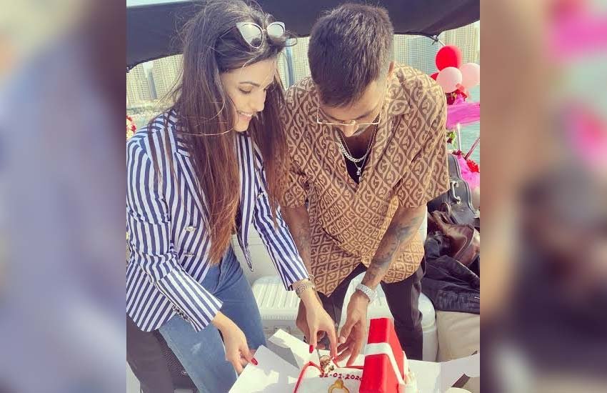 नताशा के अलावा हार्द‍िक का नाम एक्ट्रेस उर्वशी रौतेला के साथ भी जोड़ा जा चुका है। वहीं अली गोनी का नाम नताशा से जोड़ा जाता रहा है।