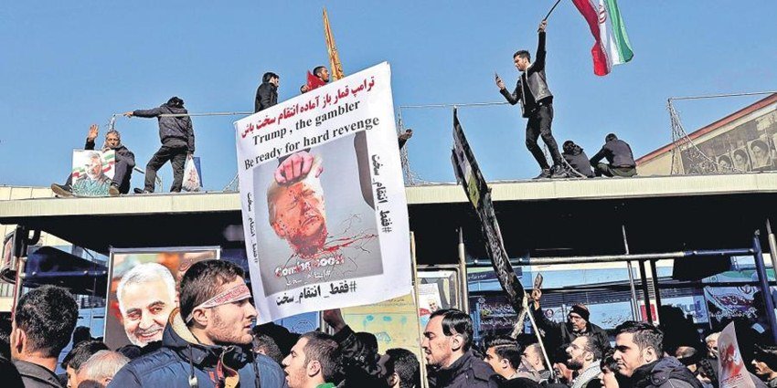 इन दिनों ईरान चर्चा में है। ईरान और अमेरिका के बीच युद्ध जैसे हालात बने हुए हैं। दोनों तरफ से जवाबी कार्रवाई हो रही है। अगर बात करें ईरान की तो वहां शरिया कानून लागू है। लेकिन 70 के दशक में ईरान ऐसा नहीं था। तब कोई भी कुछ भी पहन सकता था, अपनी मर्जी का कर सकता था। आज तो वहां के लोगों को कई तरह की पाबंदियों का सामना करना पड़ता है। महिलाओं को हिजाब में रहना जरूरी है। जो वहां के शरिया कानून को तोड़ता है उसे सख्त सजा दी जाती है। 70 के दशक में ईरान में इतनी आधुनिकता थी, जितनी आज के पश्चिमी देशों में दिखाई पड़ती है। तस्वीरों में देखें उस ईरान को जो इस्लामिक देश बनने से पहले था। (All Photos: Social Media)