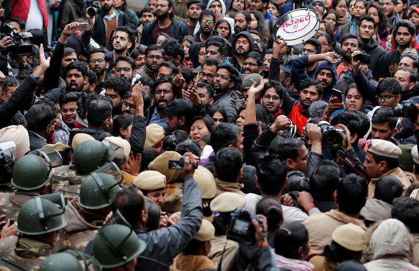 जवाहरलाल नेहरु विश्वविद्यालय में हिंसा के विरोध में प्रदर्शन करते छात्र। (Photo: REUTERS)