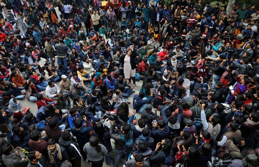 अब यह सोचना पड़ेगा कि शिक्षा का स्वरूप क्या होना चाहिए, धर्म केंद्रित या धर्मनिरपेक्ष? इस घटना को स्वीकृति मिलने का मतलब तो यह हुआ कि संस्कृत भाषा को केवल हिंदू, विशेष रूप से ब्राह्मण, पढ़ा सकते हैं, उर्दू भाषा मुसलमान, अंग्रेजी भाषा ईसाई और गुरमुखी भाषा सिख ही पढ़ा सकते हैं। (REUTERS)