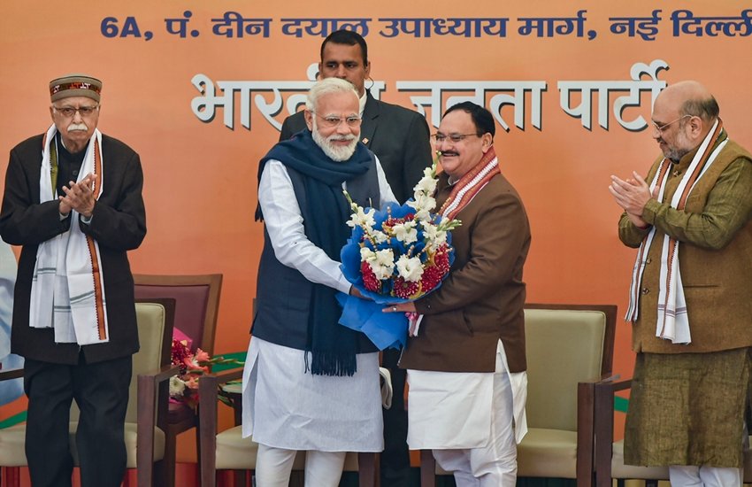 जेपी नड्डा को गुलदस्ता भेंट करते हुए नरेंद्र मोदी (Photo: PTI)