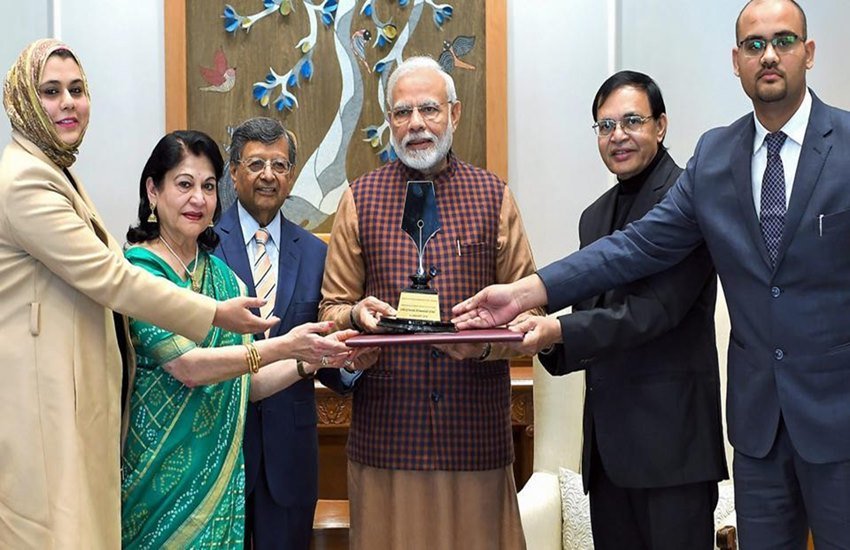 प्रधान मंत्री नरेंद्र मोदी को फिलिप कोटलर अवार्ड देते अमेरिका के डॉ. जगदीश सेठ (नरेंद्र मोदी के दाएं) (File Photo: PTI)