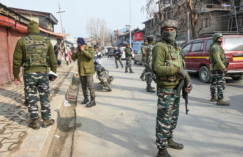 Jammu and Kashmir, J&K, Broadband, 2G Services, UT, Ban, Social Media, जम्मू और कश्मीर, कश्मीर, जम्मू, सत्यपाल मलिक, बैन, प्रतिबंध, इंटरनेट, ब्रॉडबैंड, 2जी सेवाएं, सोशल मीडिया, राष्ट्रीय खबरें, जनसत्ता समाचार, हिंदी समाचार