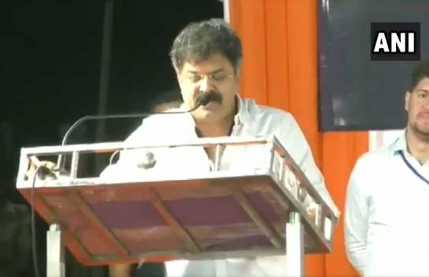 एनसीपी नेता और महाराष्ट्र कैबिनेट के सदस्य जितेंद्र अव्हाड (Photo: ANI)