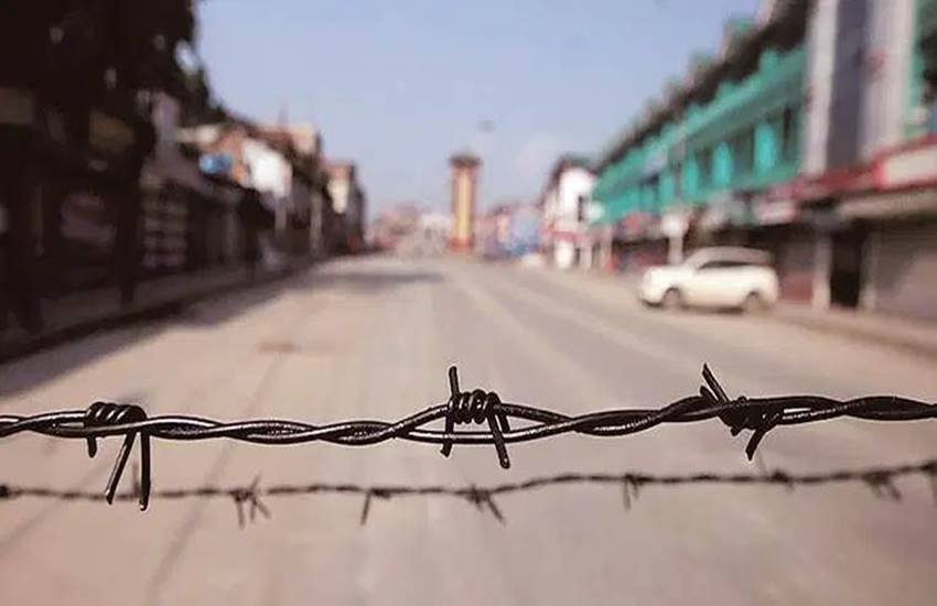 मुंबई में जेएनयू हिंसा के खिलाफ प्रदर्शन करते लोग, फोटो सोर्स- ANI मुंबई में जेएनयू हिंसा के खिलाफ प्रदर्शन करते लोग, फोटो सोर्स- ANI