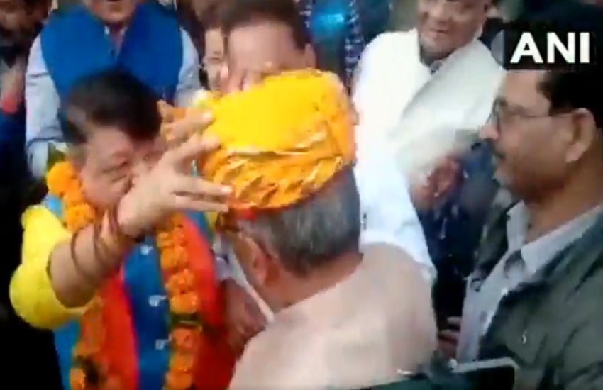 दिग्विजय सिंह को टोपी पहनाते कैलाश विजयवर्गीय (Photo: Video Grab/ANI)