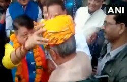 VIDEO: दिग्विजय सिंह और कैलाश विजयवर्गीय ने एक-दूजे को पहनाई टोपी, ट्रोल्स यूं लेने लगे मजे