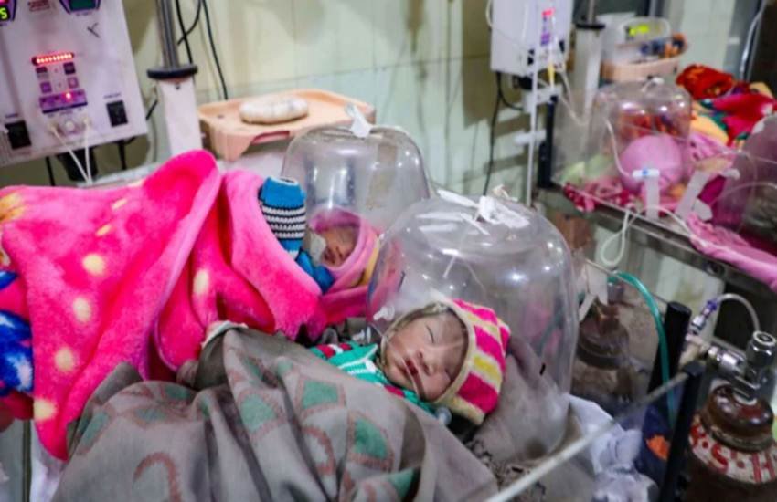 राजस्थान के कोटा में सरकारी अस्पताल में नवजातों की मौत की संख्या 100 के ऊपर निकल गई थी।(फोटो-PTI)