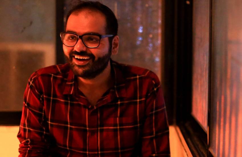 इंडिगो ने मुंबई से लखनऊ की अपनी एक उड़ान के दौरान पत्रकार अर्णब गोस्वामी को कथित तौर पर परेशान करने को लेकर स्टैंड-अप कॉमेडियन कुणाल कामरा के इस निजी एयरलाइन से सफर करने पर मंगलवार को छह महीने की रोक लगा दी। साथ ही एयर इंडिया ने भी अपनी कंपनी के विमान से उड़ान पर प्रतिबंध लगा दिया है। इस घटना के बाद कुणाल कामरा ने राइट विंग और लिबरल्स में अंतर बताया। इसके बाद लोग मीम्स के जरिए उनके ऊपर हमला बोल रहे हैं। कुणाल कामरा मुंबई स्थित अपने आवास पर (Express File Photo by Janak Rathod)