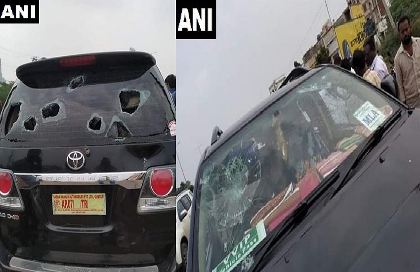 YSRCP के एमएलए के कार पर हमला, फोटो सोर्स - ANI YSRCP के एमएलए के कार पर हमला, फोटो सोर्स - ANI