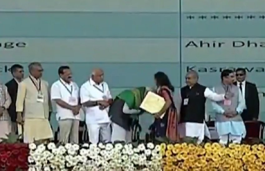 महिला को प्रणाम करते हुए पीएम मोदी, फोटो सोर्स- ट्विटर