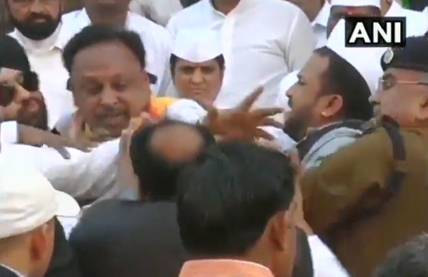 इंदौर में मारपीट करते कांग्रेसी (फोटो सोर्स- एएनआई)