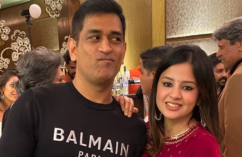 पति महेंद्र सिंह धोनी के साथ साक्षी। उन्होंने यह तस्वीर अपने इंस्टाग्राम अकाउंट पर पोस्ट की है। पति महेंद्र सिंह धोनी के साथ साक्षी। उन्होंने यह तस्वीर अपने इंस्टाग्राम अकाउंट पर पोस्ट की है।