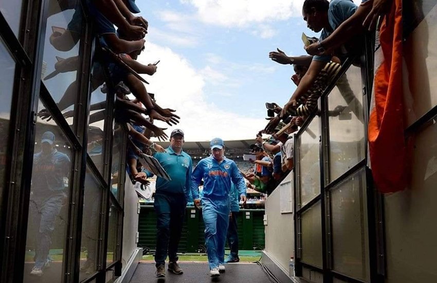 महेंद्र सिंह धोनी ने 6 महीने बाद की मैदान पर वापसी, जेएससीए स्टेडियम में शूटिंग की प्रैक्टिस करती तस्वीर हो रही वायरल महेंद्र सिंह धोनी ने 6 महीने बाद की मैदान पर वापसी, जेएससीए स्टेडियम में शूटिंग की प्रैक्टिस करती तस्वीर हो रही वायरल