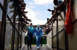 महेंद्र सिंह धोनी ने 6 महीने बाद की मैदान पर वापसी, जेएससीए स्टेडियम में शूटिंग की प्रैक्टिस करती तस्वीर हो रही वायरल