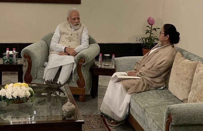 नरेंद्र मोदी से भेंट के बाद के धरने पर पहुंचीं दीदी, बोलीं- PM से कह दिया कि लागू करना है CAA, NRC तो मेरी लाश से होकर करें