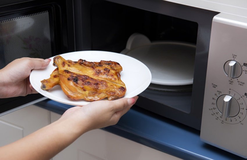 Health News in Hindi, Health News, Potatoes, Rice, food poisoning, salmonella contamination, Foods not to Reheat in a Microwave, reheating food guidelines, reheating potatoes, reheating rice,