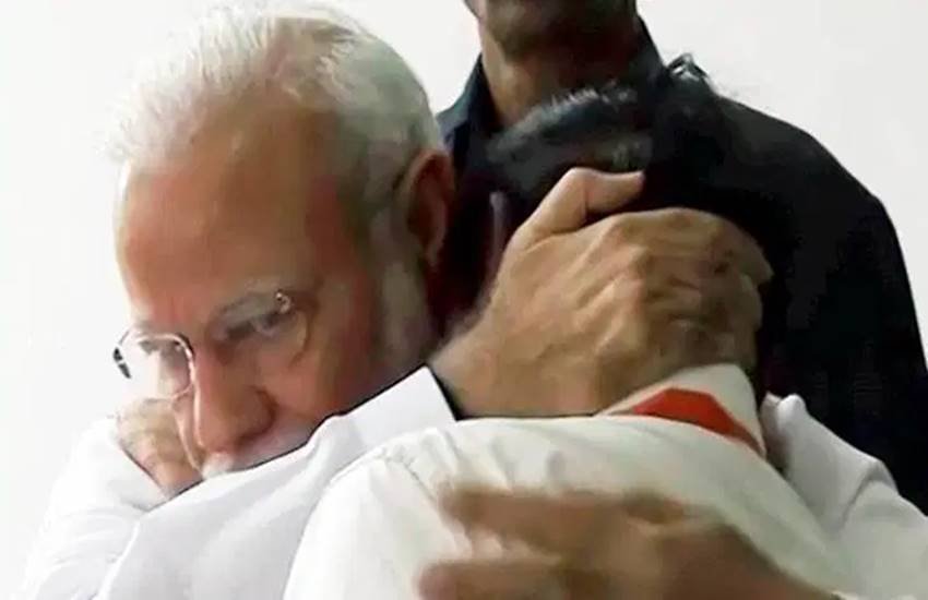 के सिवन को गले लगाते पीएम नरेंद्र मोदी (फाइल फोटो)