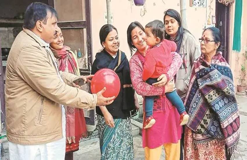 जमानत मिलने के एक दिन बाद एक्टिविस्ट एकता शेखर अपने बच्चे को गोद में लिए हुए और साथ में उनके पति (Photo: PTI)