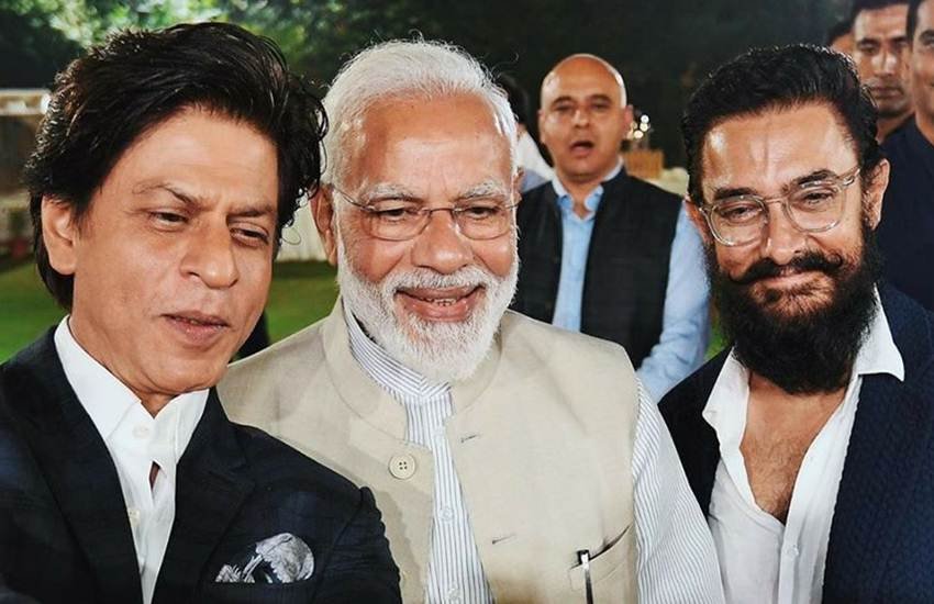 सिनेस्टार्स शाहरुख खान और आमिर खान के साथ सेल्फी क्लिक कराते प्रधानमंत्री नरेंद्र मोदी। (फाइल फोटोः fb/narendramodi)