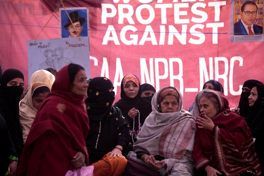 प्रदीप गुप्ता @68pradeepgupta लिखते हैं, "यह जन सैलाब चिरकुट भक्तों के मुंह पर तमाचा है।" नई दिल्ली के तुर्कमान गेट पर सीएए और एनआरसी के विरोध में बैठीं प्रदर्शनकारी महिलाएं। (EXPRESS PHOTO BY PRAVEEN KHANNA)