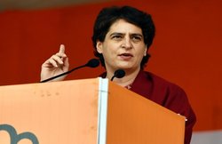 वाराणसी में यूपी कांग्रेस अध्यक्ष अजय कुमार लल्लू गंगा में गिरे, बाल-बाल बचे; प्रियंका गांधी के साथ नाव पर चढ़ रहे थे