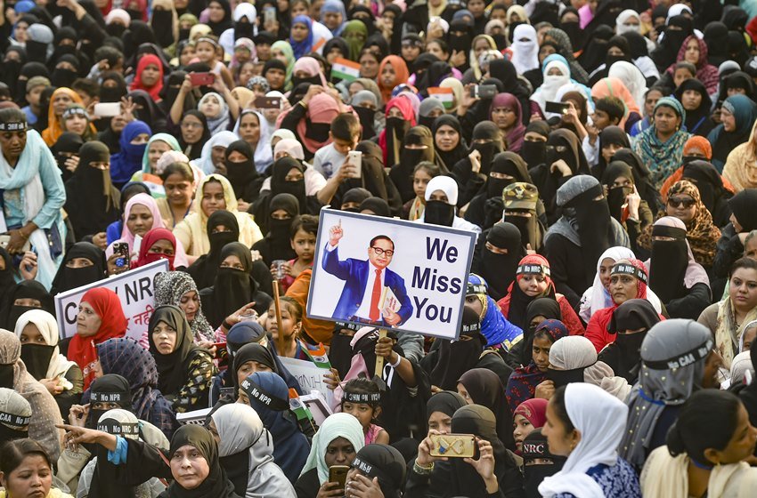 प्रदीप गुप्ता @68pradeepgupta लिखते हैं, "यह जन सैलाब चिरकूट भक्तों के मुंह पर तमाचा है।" महाराष्ट्र के थाने में एनआरसी और सीएए के खिलाफ प्रदर्शन करती मुस्लिम महिलाएं। (Photo: PTI)