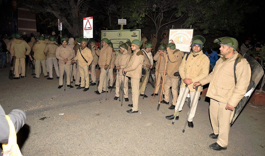 जेएनयू में हिंसा के बाद भारी संख्या में पुलिसबल तैनात है। (फोटो- पीटीआई)