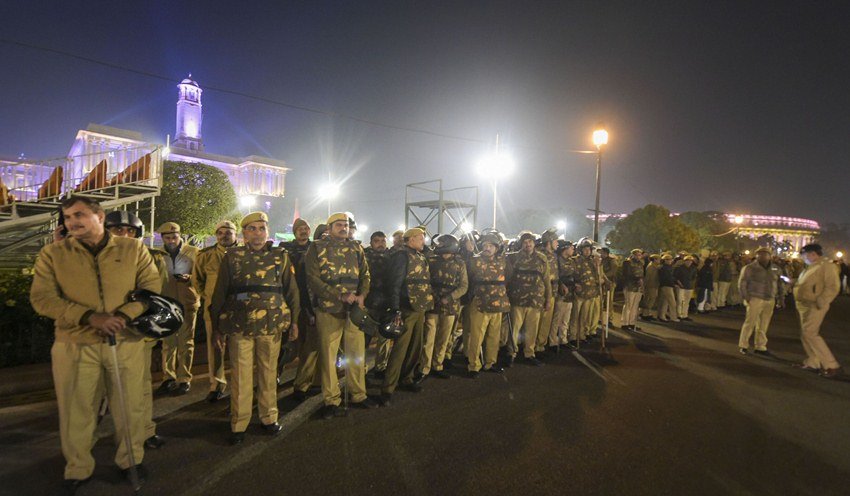 सुरक्षा के लिए तैनात पुलिस।