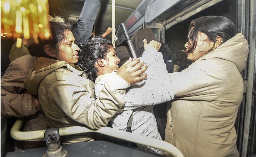 पुलिस और छात्रों के बीच के टकराव की तस्वीरें मीडिया से लेकर सोशल मीडिया तक में चर्चा का विषय बनी हुई हैं।(Photo: PTI)