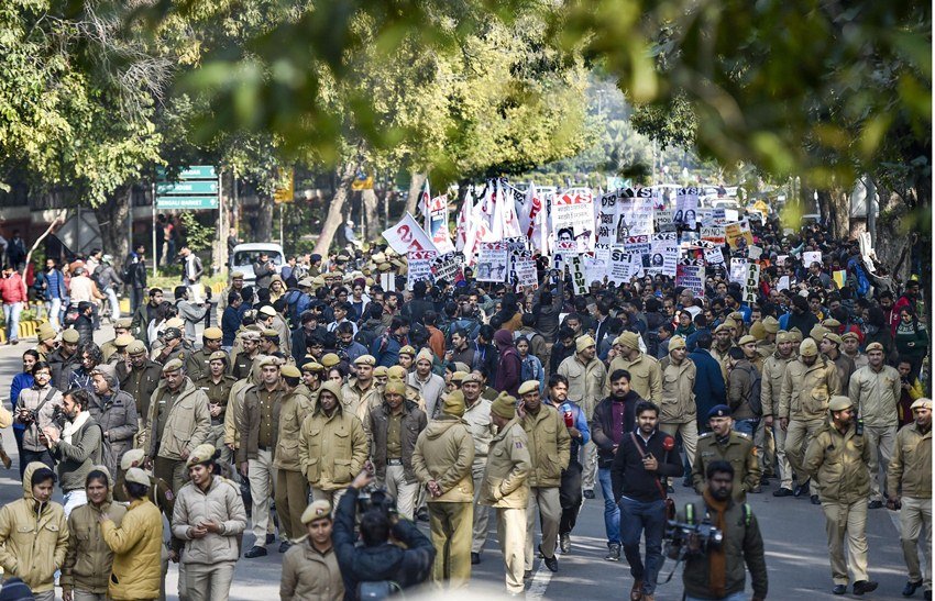 दिल्ली के मंडी हाउस पर भी प्रदर्शनकारी और पुलिस आमने सामने दिखी। (फोटो- पीटीआई)